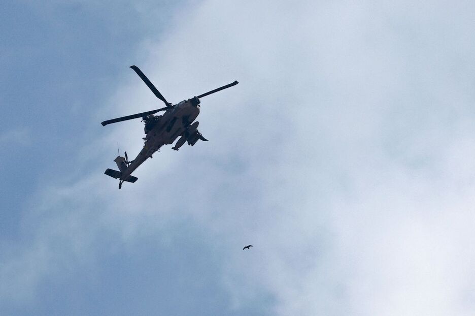 Un helicóptero israelí patrulla el cielo cerca de la frontera con Gaza. Un helicóptero israelí patrulla el cielo cerca de la frontera con Gaza.