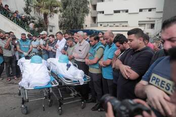 Funeral de los periodistas Said al-Taweel y Mohammed Sobboh, muertos en un ataque aéreo israelí contra la ciudad de Gaza.