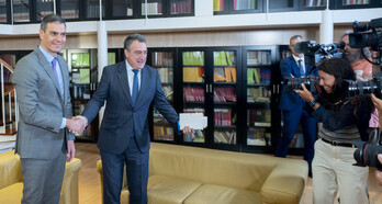 Aitor Esteban bromea con Pedro Sánchez, un signo del tono de la reunión.