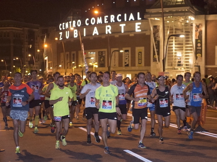 La maratón noctura de Bilbo junta a cada vez más participantes.