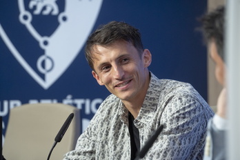 Un sonriente Budimir durante el acto oficial de su renovación hasta 2027.