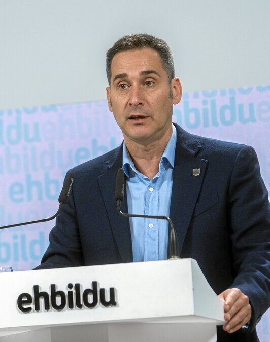 Iker Casanova, atzo, Donostian egindako agerraldian.