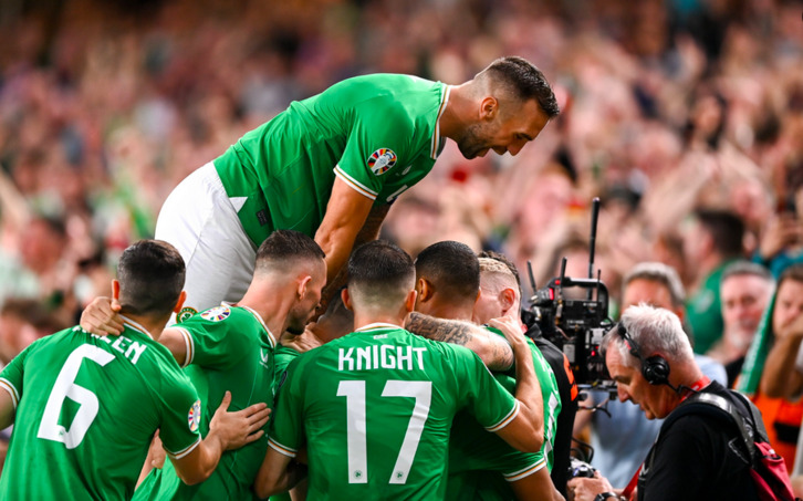 Jugadores de la república irlandesa celebran el gol marcado ante Holanda en las clasificatorias para la Eurocopa de Alemania.