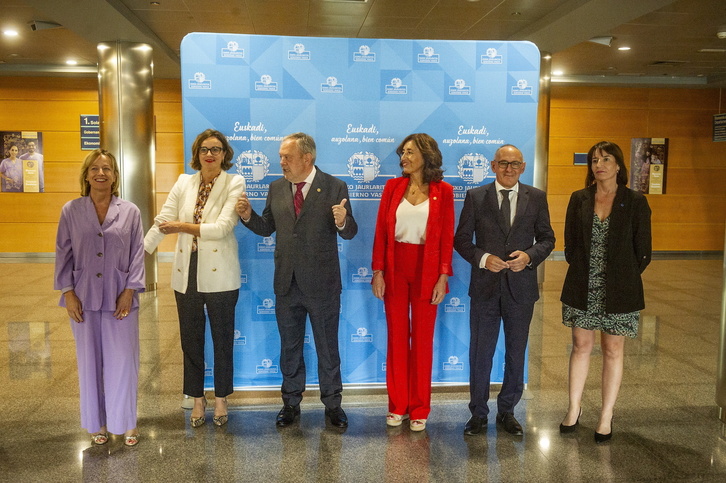 Mendoza, Etxanobe, Azpiazu, Garamendi, González y Apraiz en la sede de Lakua.