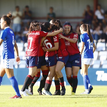 Las rojillas celebran el gol de Celia, que marcaba nada más empezar el partido.
