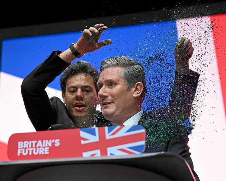 Un activista rocía con purpurina a Starmet.