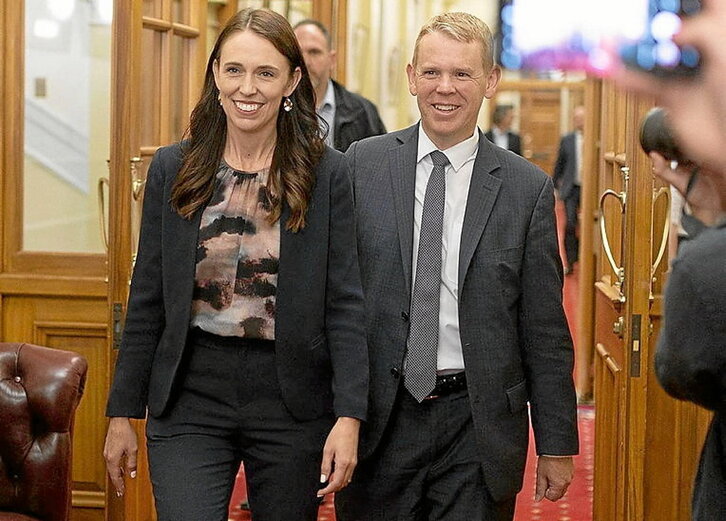 La ausente Jacinda Ardern, junto al favorito Chris Hipkins.