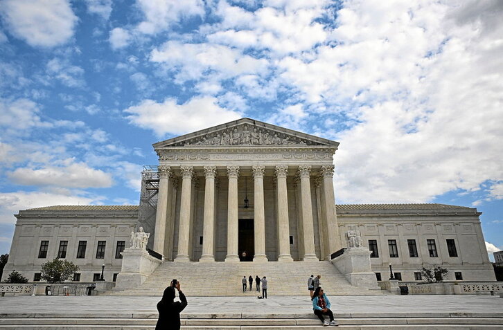 Behean, Auzitegi Gorena, Washingtonen. Bertan hartzen diren erabakiek eragin zuzena daukate AEBetako herritarrengan.