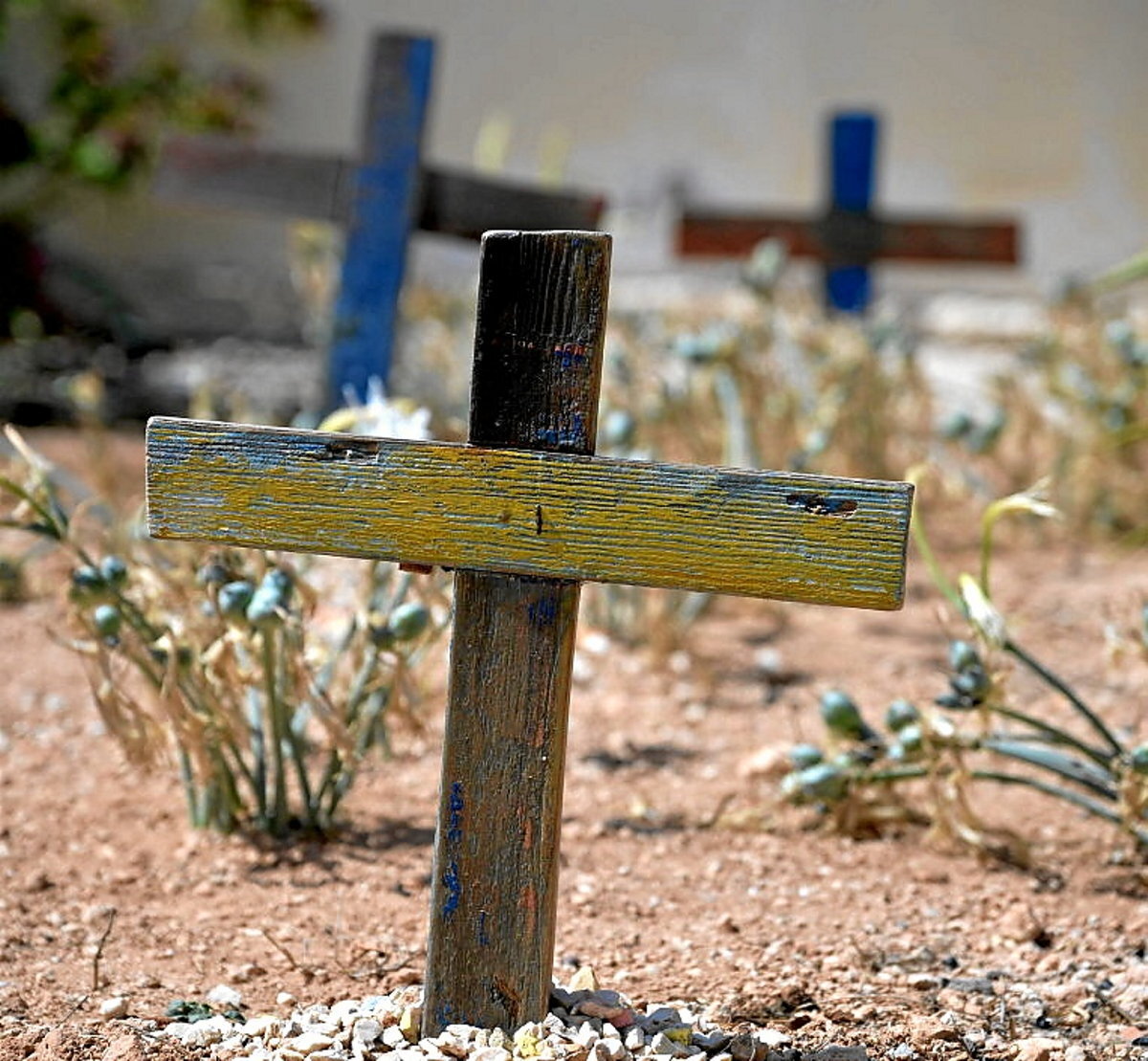 Mediterraneoa zeharkatzeko erabiltzen diren itsasontzien hondakinekin egindako egurrezko gurutzeak. Tiziana FABI | AFP