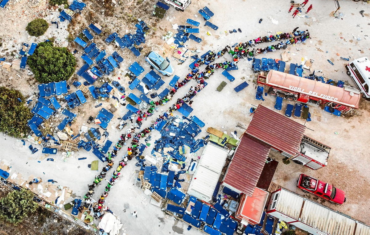 Hotspot izeneko zentro eragilea erakusten du, Italiako Lampedusa uhartean. Alessandro SERRANO | AFP