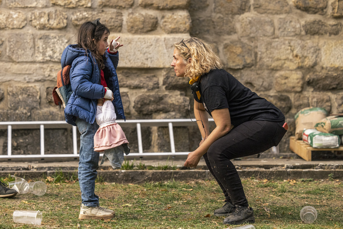 Pereda dirige a Maia Zaitegi, durante el rodaje de ‘La ermita’. (David HERRANZ)