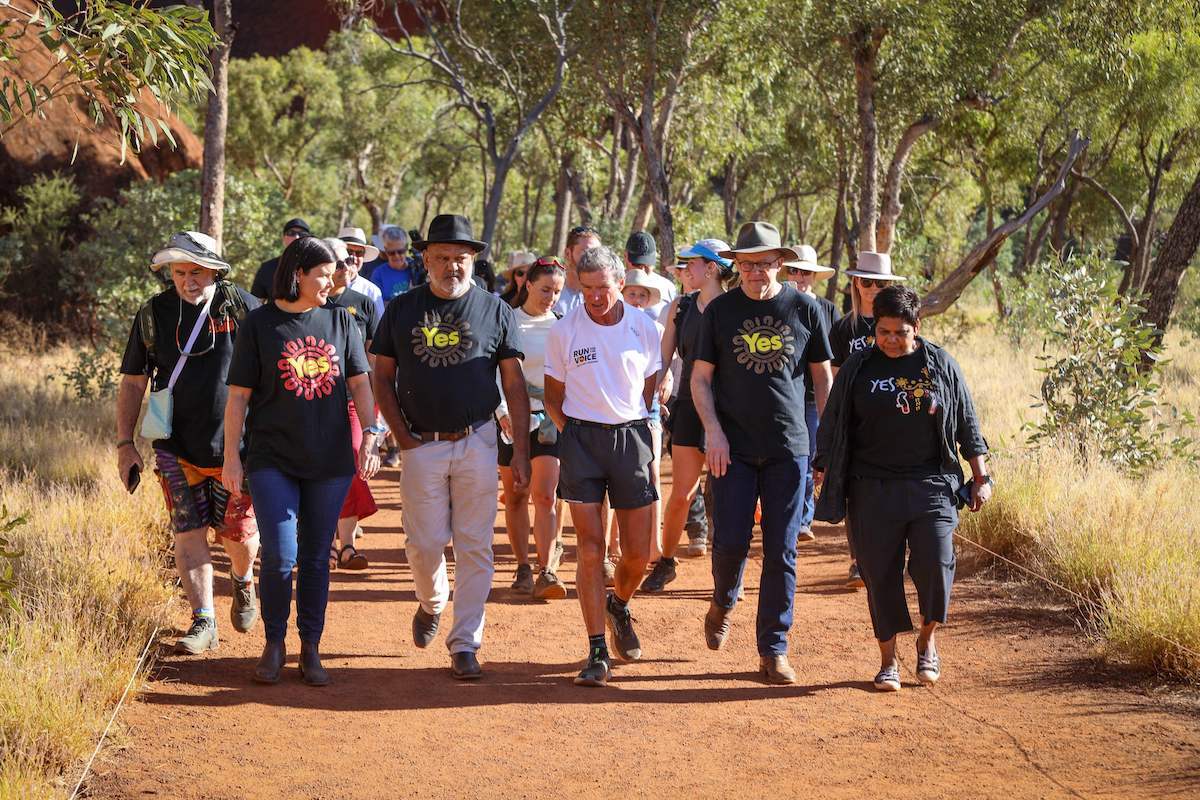 El primer ministro australiano, Anthony Albanese (segundo por la izquierda), en un acto a favor del 'sí' en el referéndum de este sábado. (STRINGER | AFP)