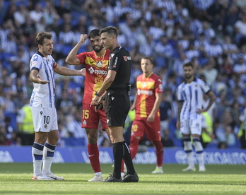 Oyarzabal se dirige al colegiado Pullido Santana durante el enfrentamiento con el Getafe.