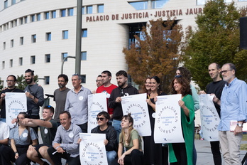 Kultura sortzaileek ekitaldia egin dute Iruñeko Justizia jauregiaren atarian.