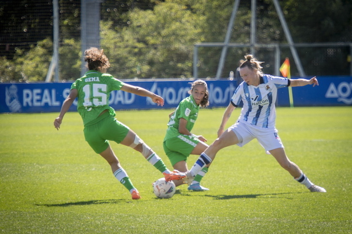 Betisen kontra lortutako garaipenari ezin izan dio jarraitutasunik eman Realak. Irudian, Franssi eta Gema baloia borrokatzen.