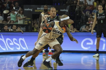 Bilbao Basketen defentsak UCAM Murtzia ito zuen joan zen asteburuan.