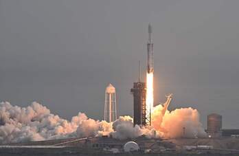 Momento del despegue del cohete Falcon Heavy de SpaceX.