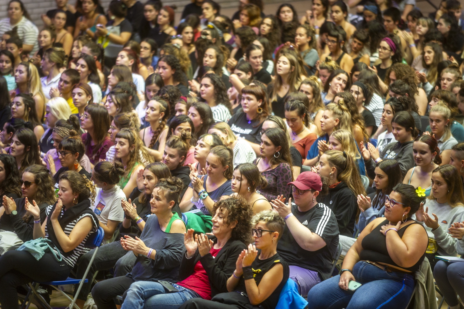 Urusbilgo kiroldegiak irudi hau utzi zuen A30eko grebari buruzko mahai-ingurua egin bitartean. (Jaizki FONTANEDA/FOKU)