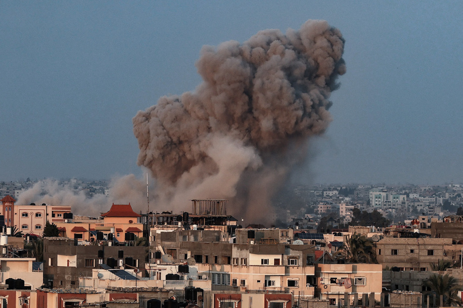 Columnas de humo sobre los edificios durante un ataque israelí en Rafah, en el sur de la Franja de Gaza. Columnas de humo sobre los edificios durante un ataque israelí en Rafah, en el sur de la Franja de Gaza.