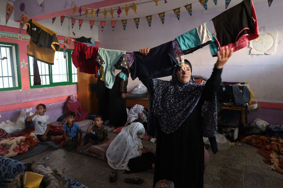 Una mujer palestina cuelga ropa en un tendedero en el campo de refugiados de Rafah, en el sur de la Franja de Gaza. Una mujer palestina cuelga ropa en un tendedero en el campo de refugiados de Rafah, en el sur de la Franja de Gaza.