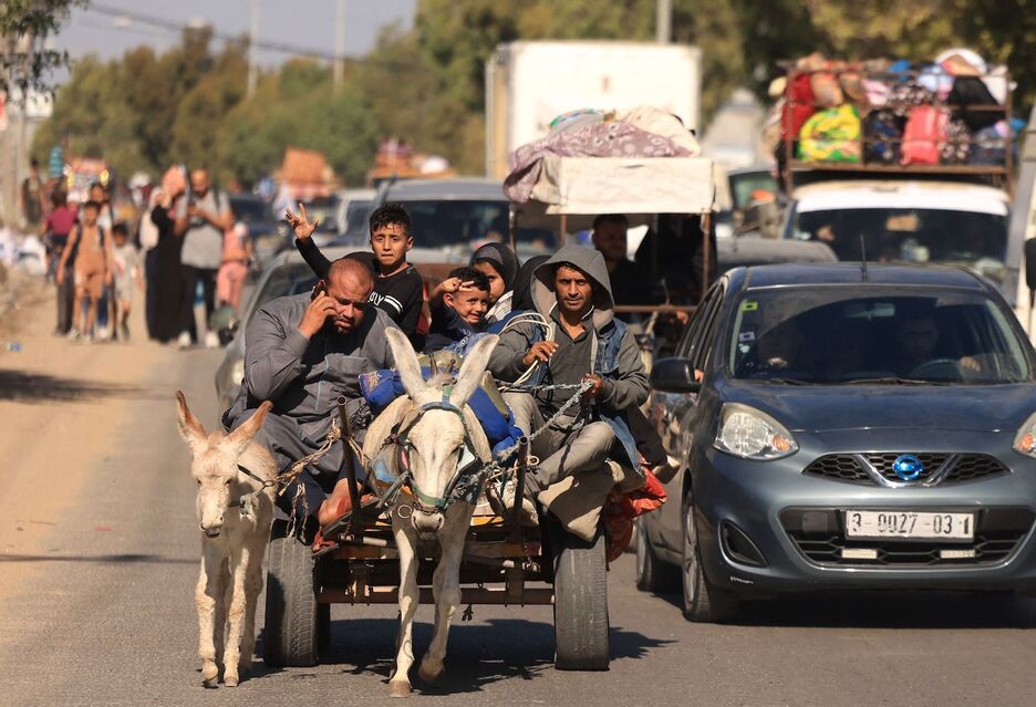 Una familia y cientos de palestinos con sus pertenencias huyen en un carro tirado por un burro tras la advertencia del ejército israelí de abandonar sus hogares y desplazarse hacia el sur antes de la ofensiva terrestre prevista. Una familia y cientos de palestinos con sus pertenencias huyen en un carro tirado por un burro tras la advertencia del ejército israelí de abandonar sus hogares y desplazarse hacia el sur antes de la ofensiva terrestre prevista.