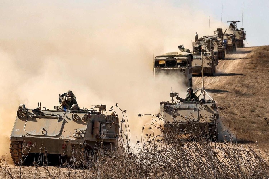 Vehículos de combate de infantería IFV del ejército israelí desplegados a lo largo de la frontera con la Franja de Gaza. Vehículos de combate de infantería IFV del ejército israelí desplegados a lo largo de la frontera con la Franja de Gaza.