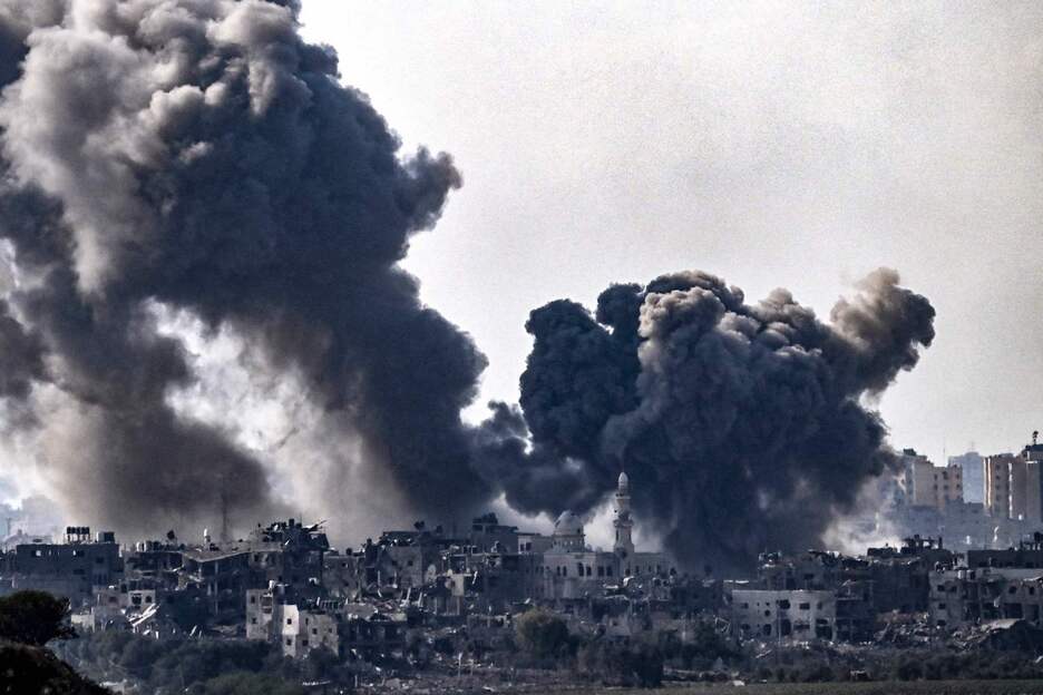 Una imagen tomada desde el lado israelí de la frontera con Gaza muestra columnas de humo que se elevan por encima de los edificios durante un ataque israelí en el norte de Gaza. Una imagen tomada desde el lado israelí de la frontera con Gaza muestra columnas de humo que se elevan por encima de los edificios durante un ataque israelí en el norte de Gaza.