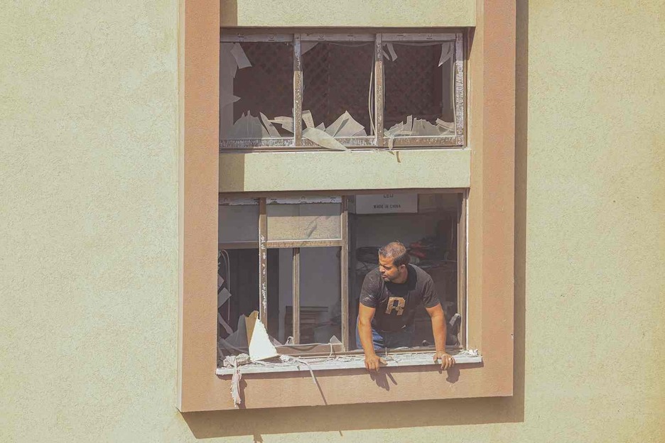 Un palestino mira por la ventana de un edificio dañado tras los ataques israelíes en Jan Yunis. Un palestino mira por la ventana de un edificio dañado tras los ataques israelíes en Jan Yunis.