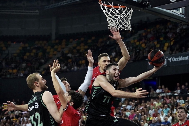 Un Kristian Kullamae desatado busca la canasta en penetración.