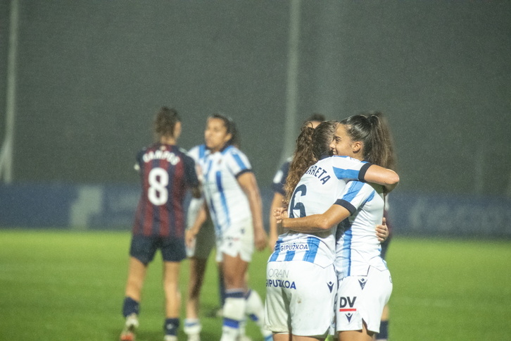 Ane Etxezarreta y Nahia Aparicio celebran la victoria.