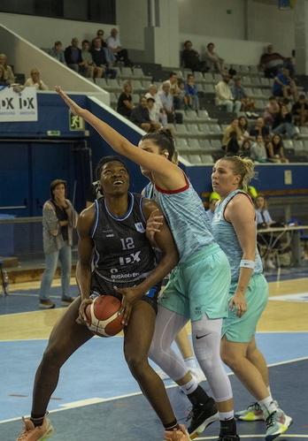 El poderío interior de Dulcy Fankam ha mantenido a IDK Euskotren invicto.