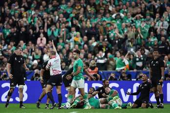 El árbitro marca el final del partido para alegría de Nueva Zelanda y tristeza de Irlanda.