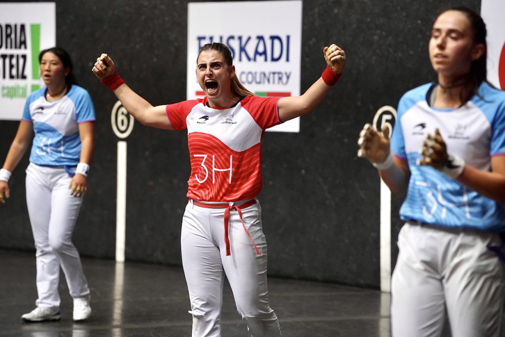 Amaia Aldai aurrelaria, Arrate Bergararekin batera lortutako txapela ospatzen, Leire Garai eta Irati Zabala alboan dituela.