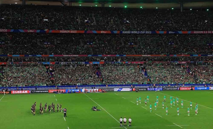 Los jugadores de Irlanda respondieron a la haka de los All Blacks formando un ocho.