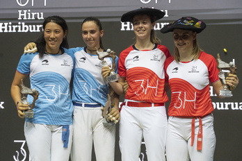 Amaia Aldai aurrelaria, Arrate Bergararekin batera lortutako txapela ospatzen, Leire Garai eta Irati Zabala alboan dituela.