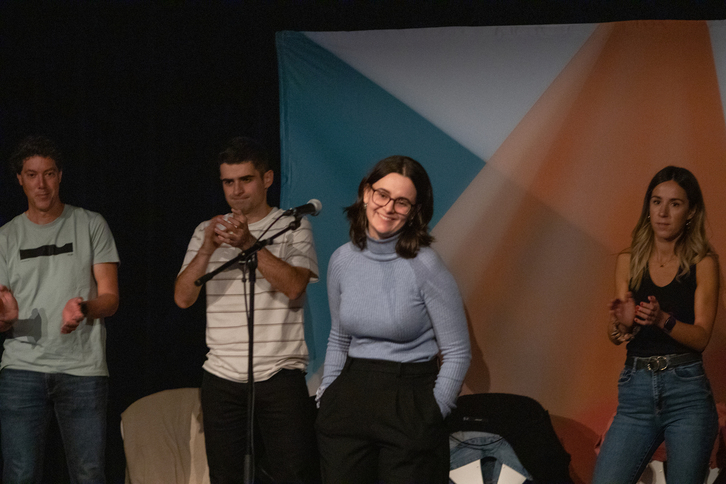 Iruri Altzerreka zaletuen txaloak jasotzen.