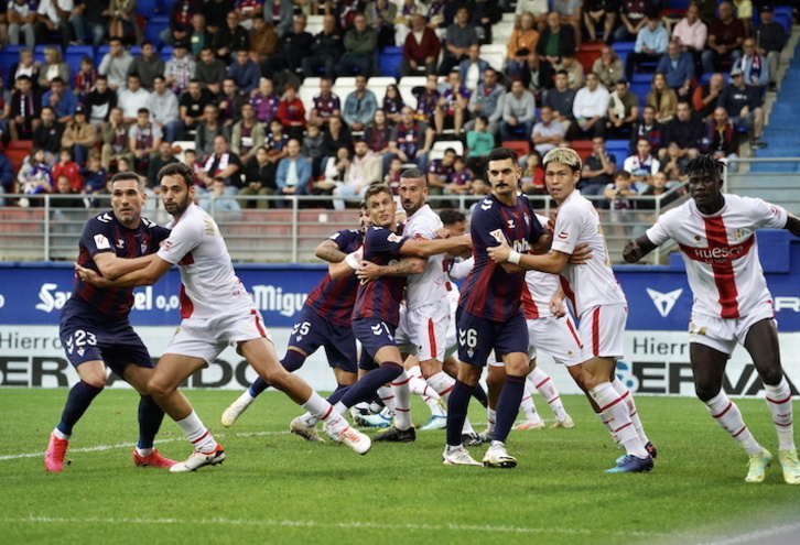 Armeros y oscenses esperan el balón en el córner que ha acabado convirtiéndose en el 0-1.