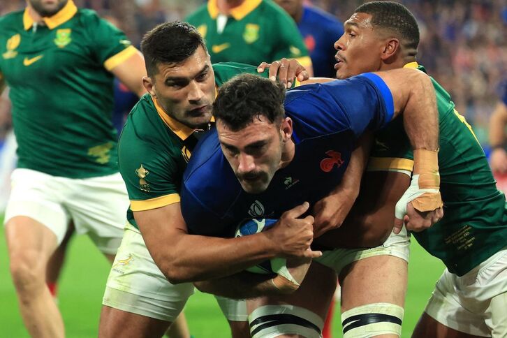 El senperetarra Charles Ollivon trata de zafarse de la defensa sudafricana.