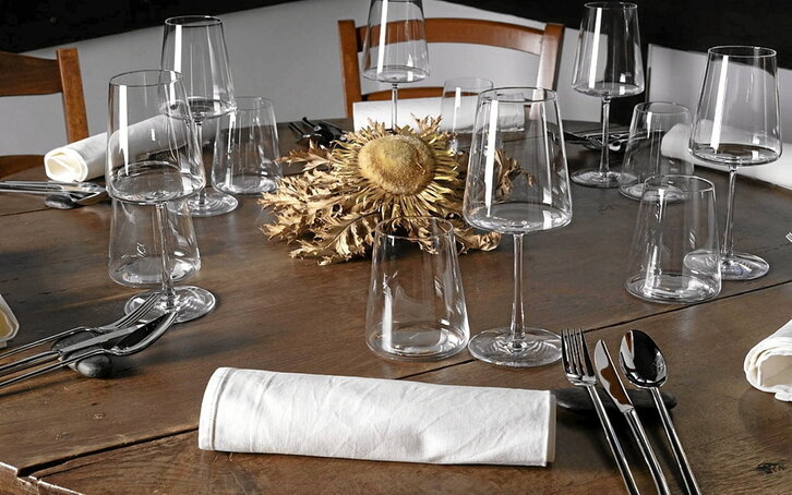 Mesa de Errioguarda Enea, un restaurante de Hernani cuyos responsables -Beñat San Sebastián y Santiago Vázquez- aparecen en la otra imagen en la puerta del establecimiento.