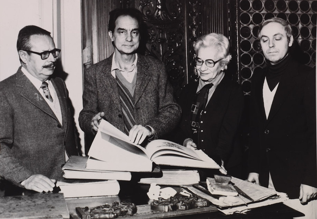 Calvino, Sanremoko liburutegiari bere lanak ematen. (Wikimedia Commons)