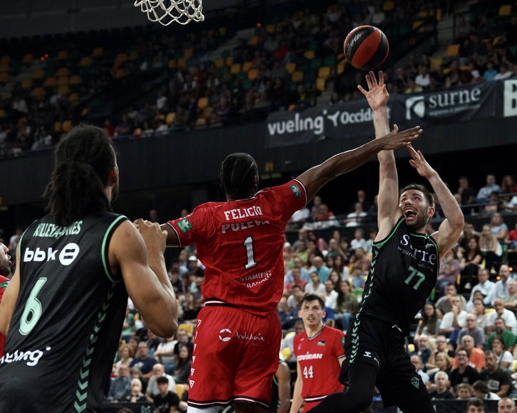 Kullamäe intenta encestar ante el Granada.