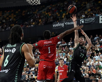 Kullamäe intenta encestar ante el Granada.