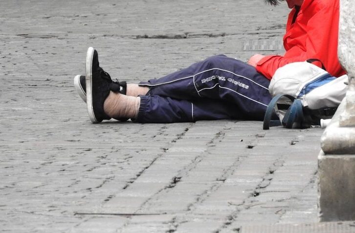 Una persona sin hogar, uno de los rostros de la pobreza extrema.