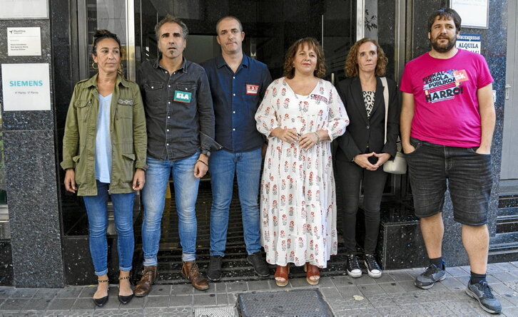Representantes sindicales ante la sede del CRL, en Bilbo.