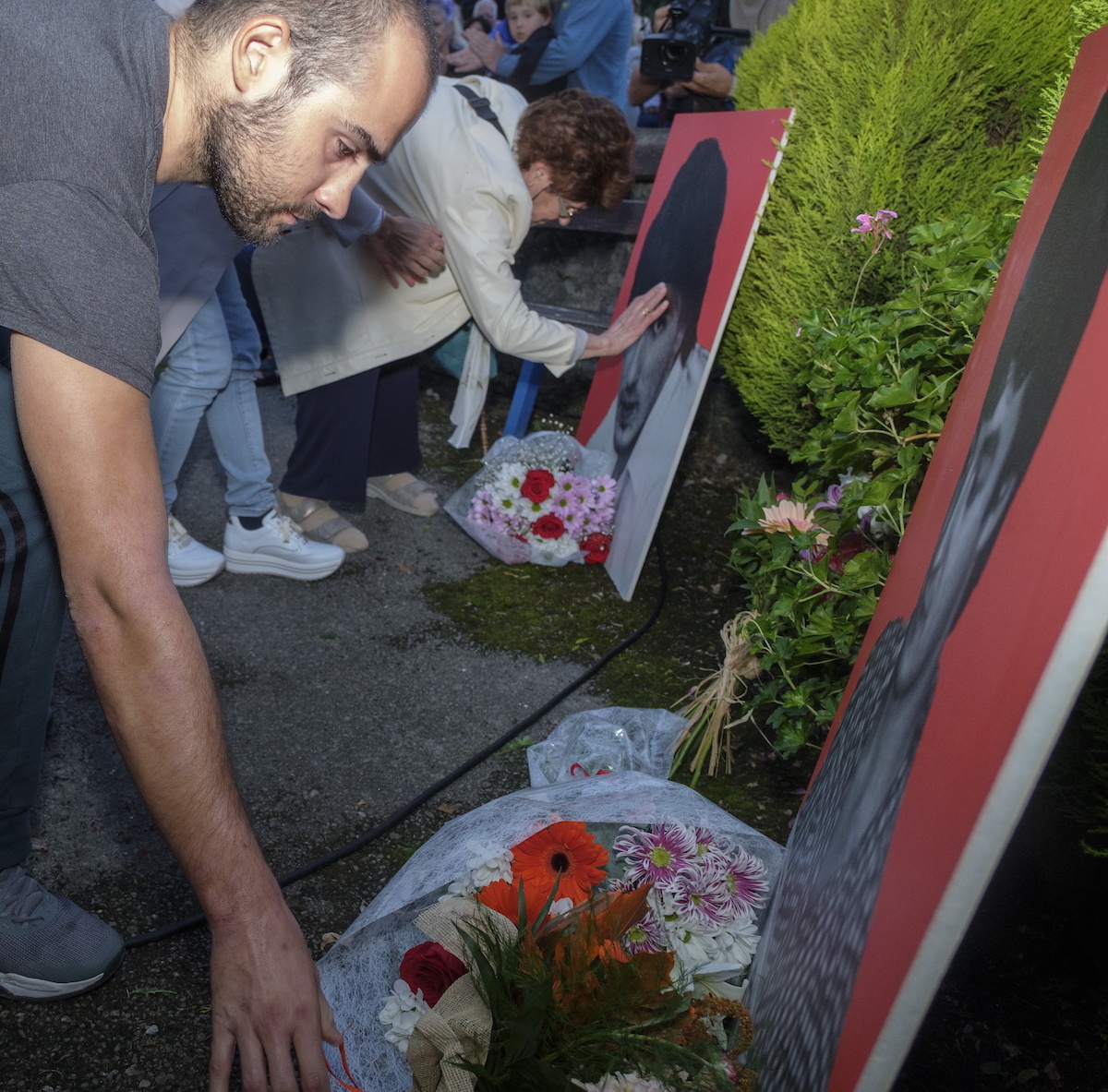 Joxi Zabalaren ama, eta Joxean Lasaren senideak lore eskaintzan.