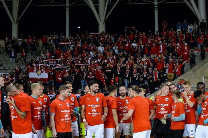 Los jugadores de Austria celebrando la clasificación con aficionados.