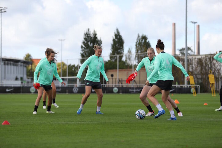 Las futbolistas del Wolfsburgo preparan su encuentro con el Paris FC.