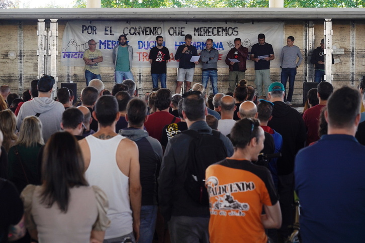 Trabajadores de Michelin Gasteiz en la asamblea celebrada el pasado mes de junio.