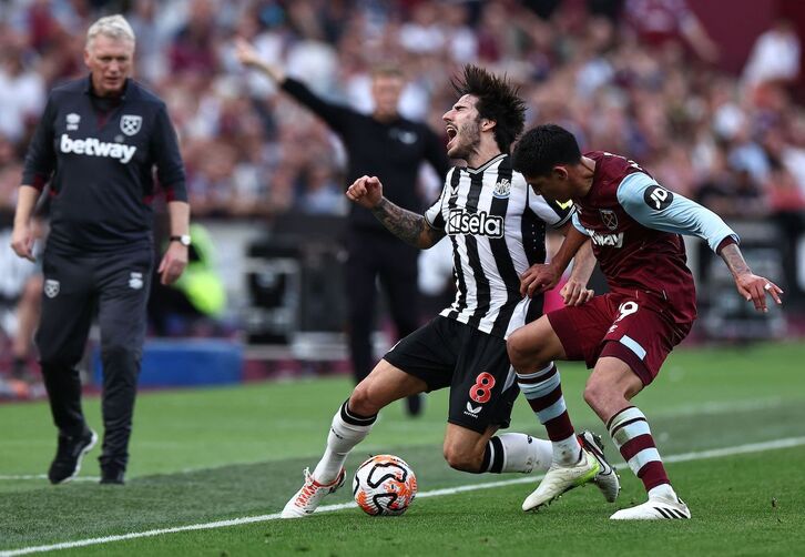 Tonali, que ha admitido ludopatía, en un partido reciente con el Newcastle, ante la mirada del exentrenador realista David Moyes.