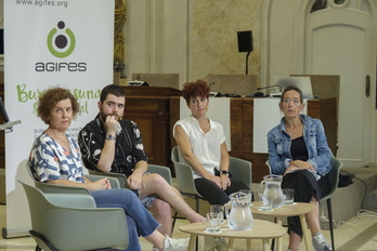 Nekane Azuabarrena, Mikel Sarmiento, Eider Zuaitz Iztueta eta Jaione Mujika hizlariak Agifesek antolatutako hitzaldian.